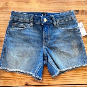 🌶️ *NWT* Gap Kids mid Rise Midi Denim Shorts with adjustable waist. Size 10